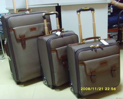 廣州市浩鵬箱包皮具-廣州市花都區(qū)花山鎮(zhèn)東湖安置區(qū)東聯(lián)路-生產、加工、批發(fā)、零售:箱包、皮具,貨物及技術進出口.-產品展廳