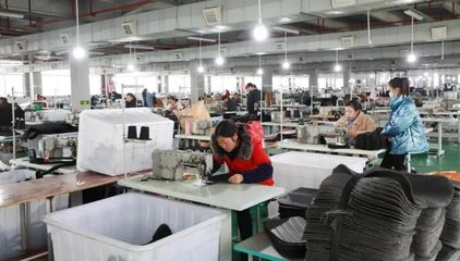 大龍新市民 就業有助、創業有路、致富有方的箱包加工新篇章